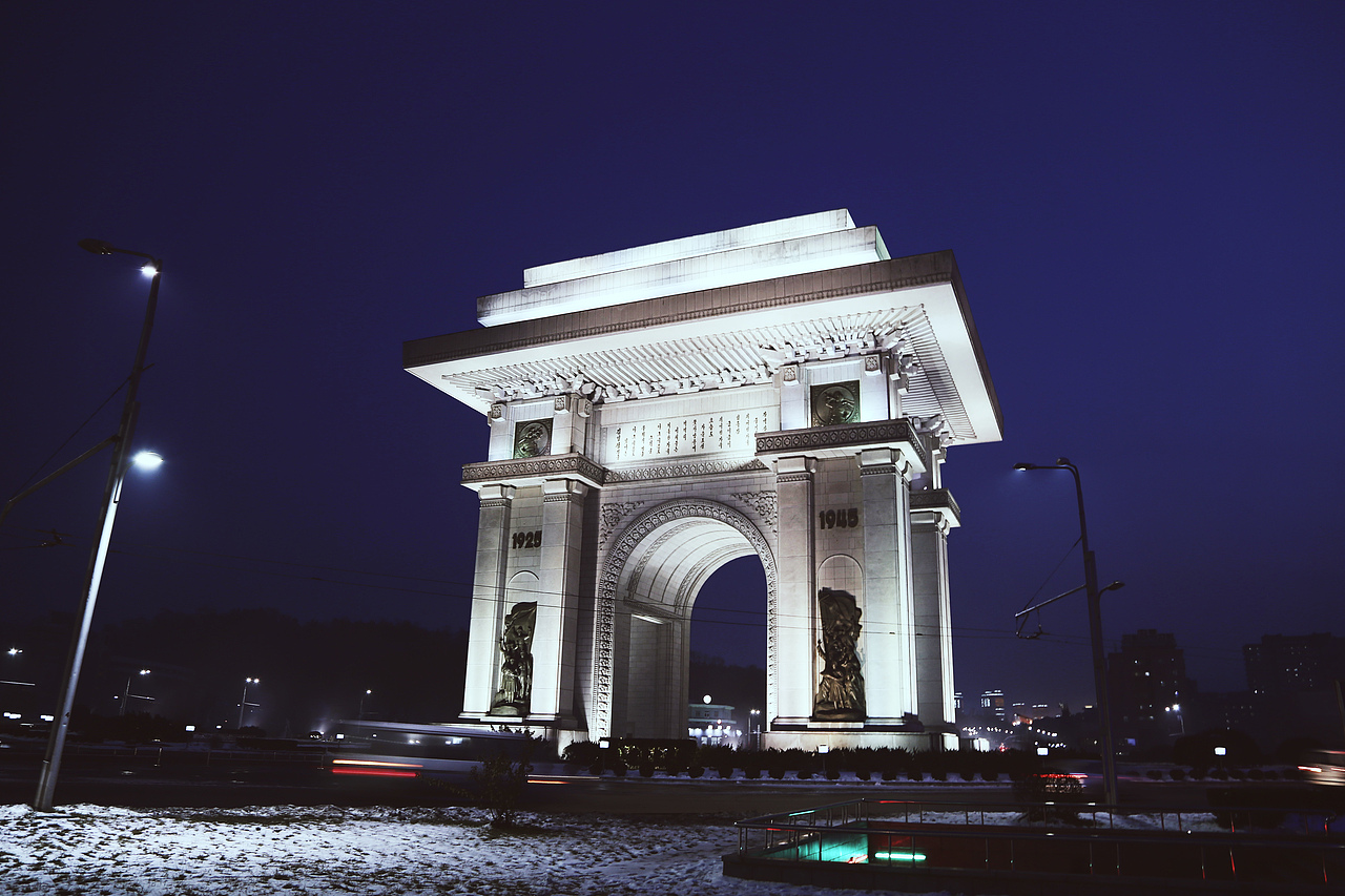 平壤凯旋门,故意要修得比巴黎的那个高.