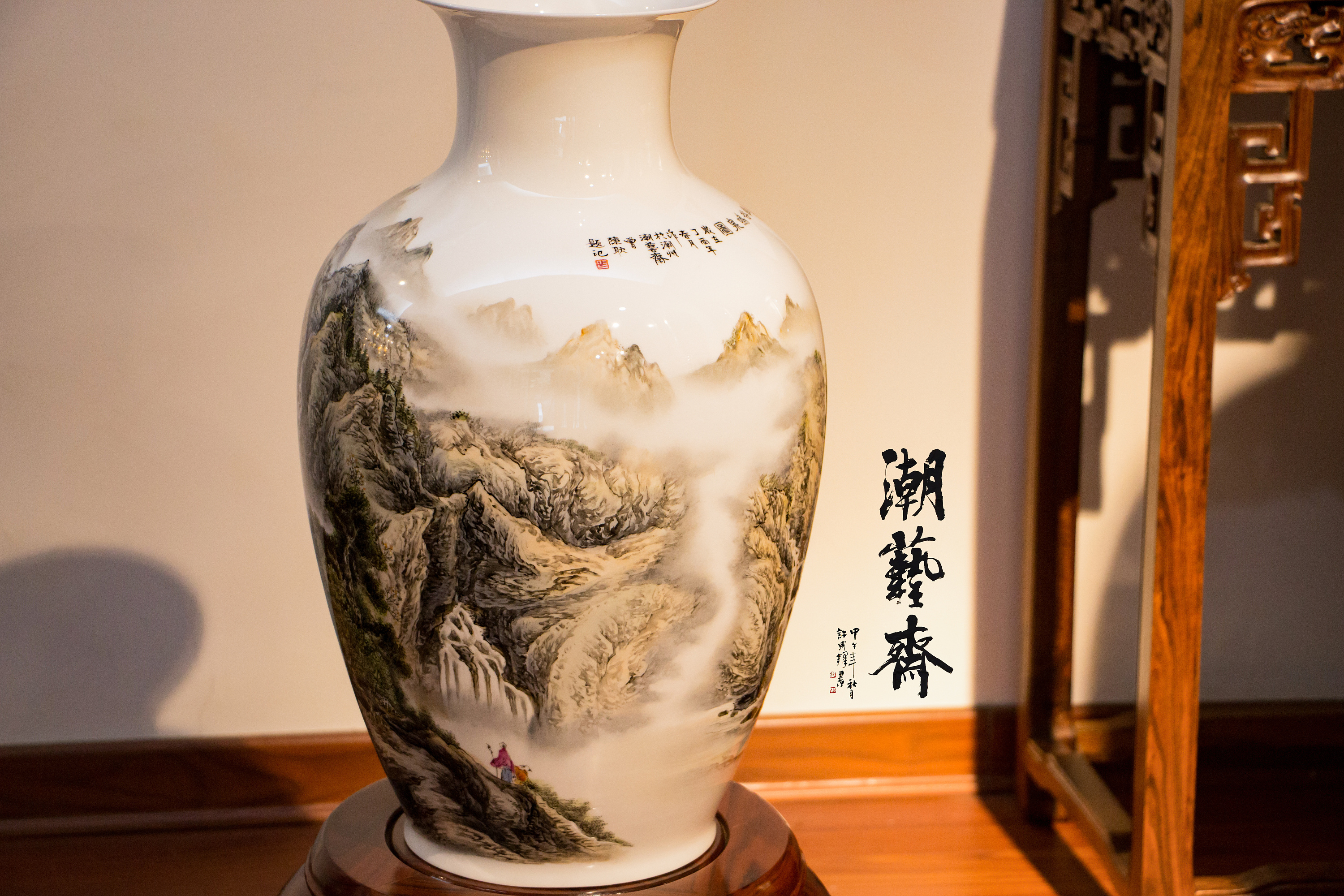 潮彩骨瓷花瓶幽谷鸣泉图纯手绘