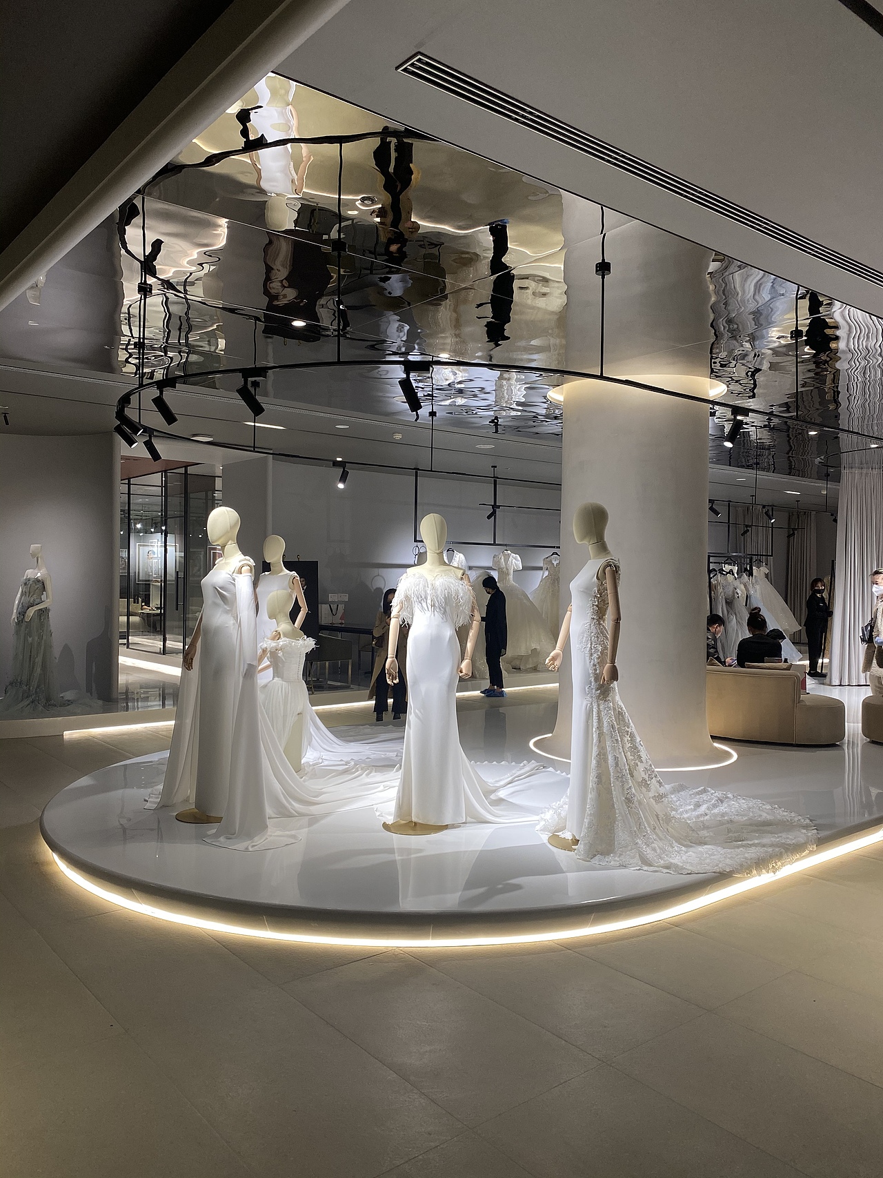 手机拍摄 moses 哈尔滨卓展店|空间|商业空间设计|山禾设计研究室_原