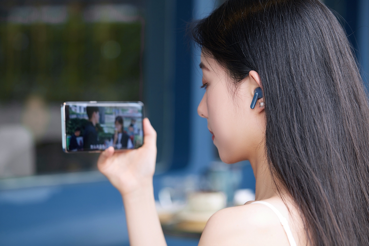 OPPO Enco X蓝色外拍图赏 模特:叶子