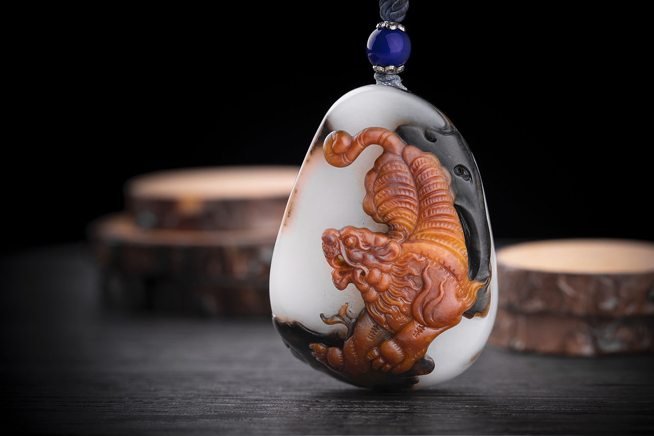 和田玉 - 龙虎斗