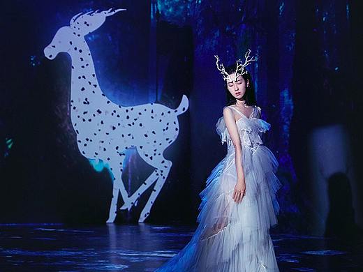 陈都灵遇见敦煌｜仙气礼服月历女孩