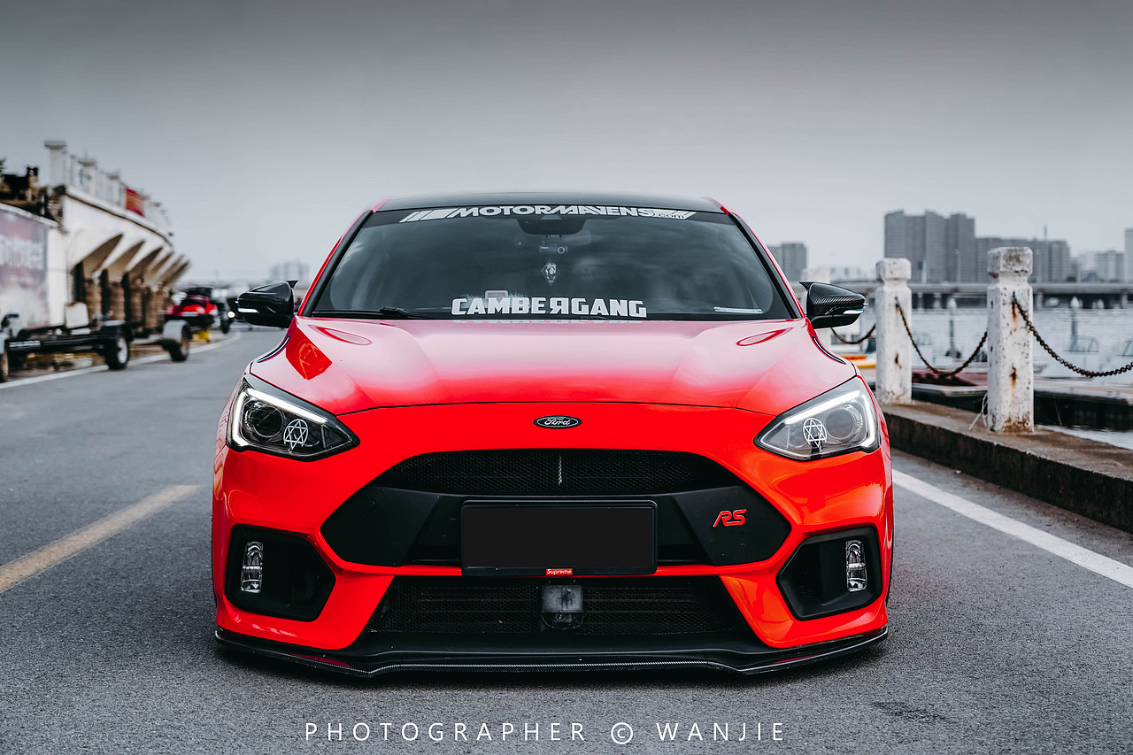 姿态贴地飞行福克斯