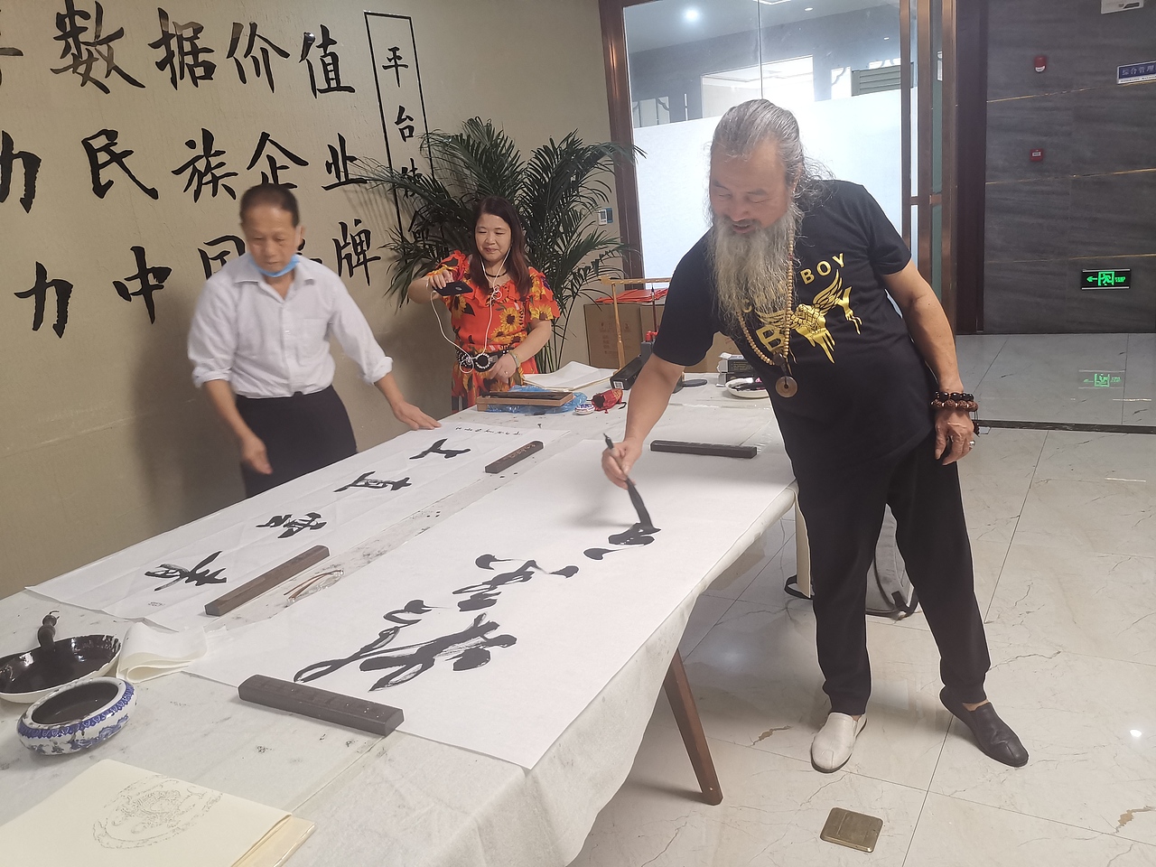 神州阳光书画院书画家为企业发展助力。