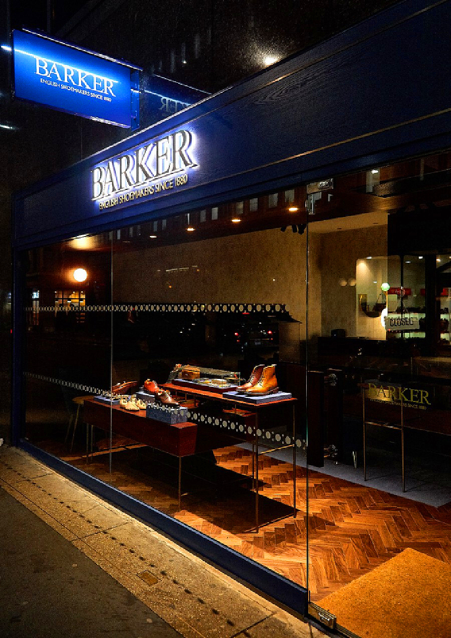 淄博一家以矢车菊蓝色为背景装修设计的鞋店,引爆全城