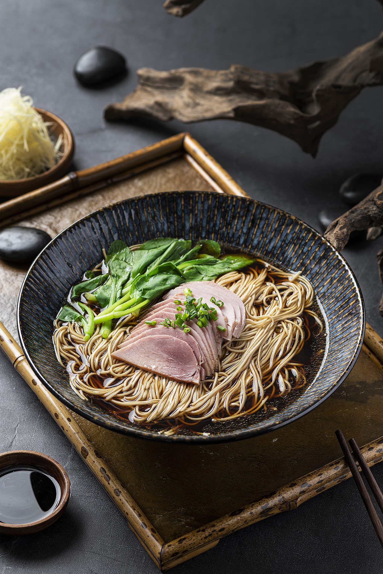 肴肉面 br>丹阳肴肉,香诱八仙,丹阳肴肉面也是鼎鼎大名.