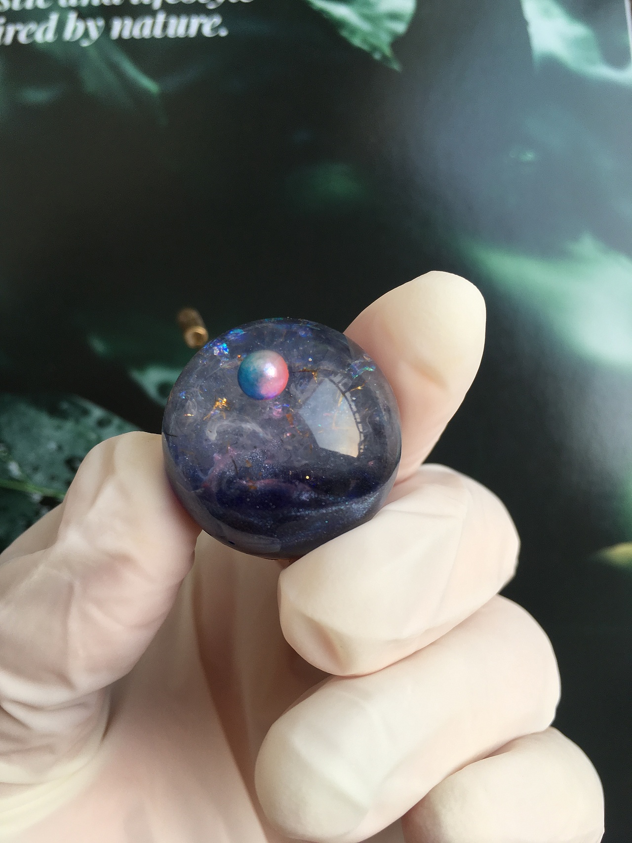 滴胶宇宙球胸针