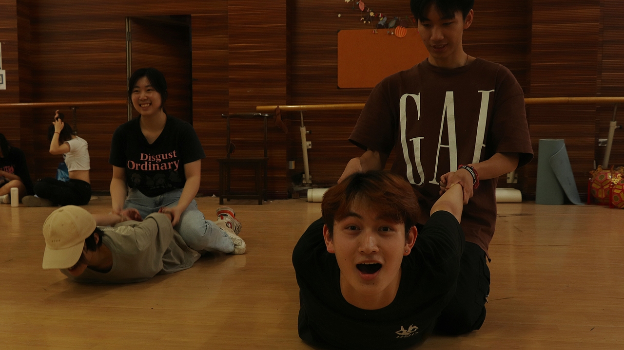 《习舞的必经之路》  叙事性摆拍作品