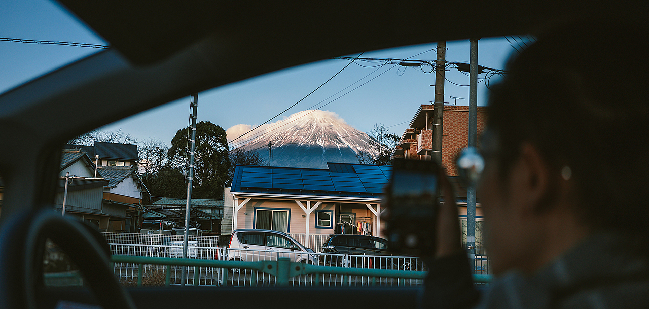 当然,除了NINI,雀跃的她又开始唱起了陈奕迅的圣诞结。(对!没错,是圣诞结!不是富士山下,大概因为歌词里有雪❄️。哈哈哈哈)如此单曲单句无限循环。