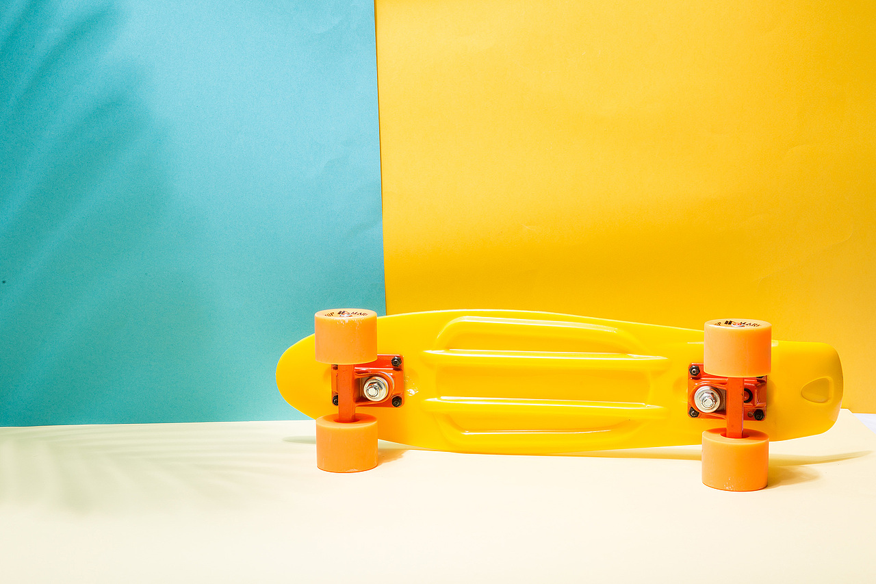 一组撞色比较亮的背景 黄红蓝 也有比较清爽的春夏背景