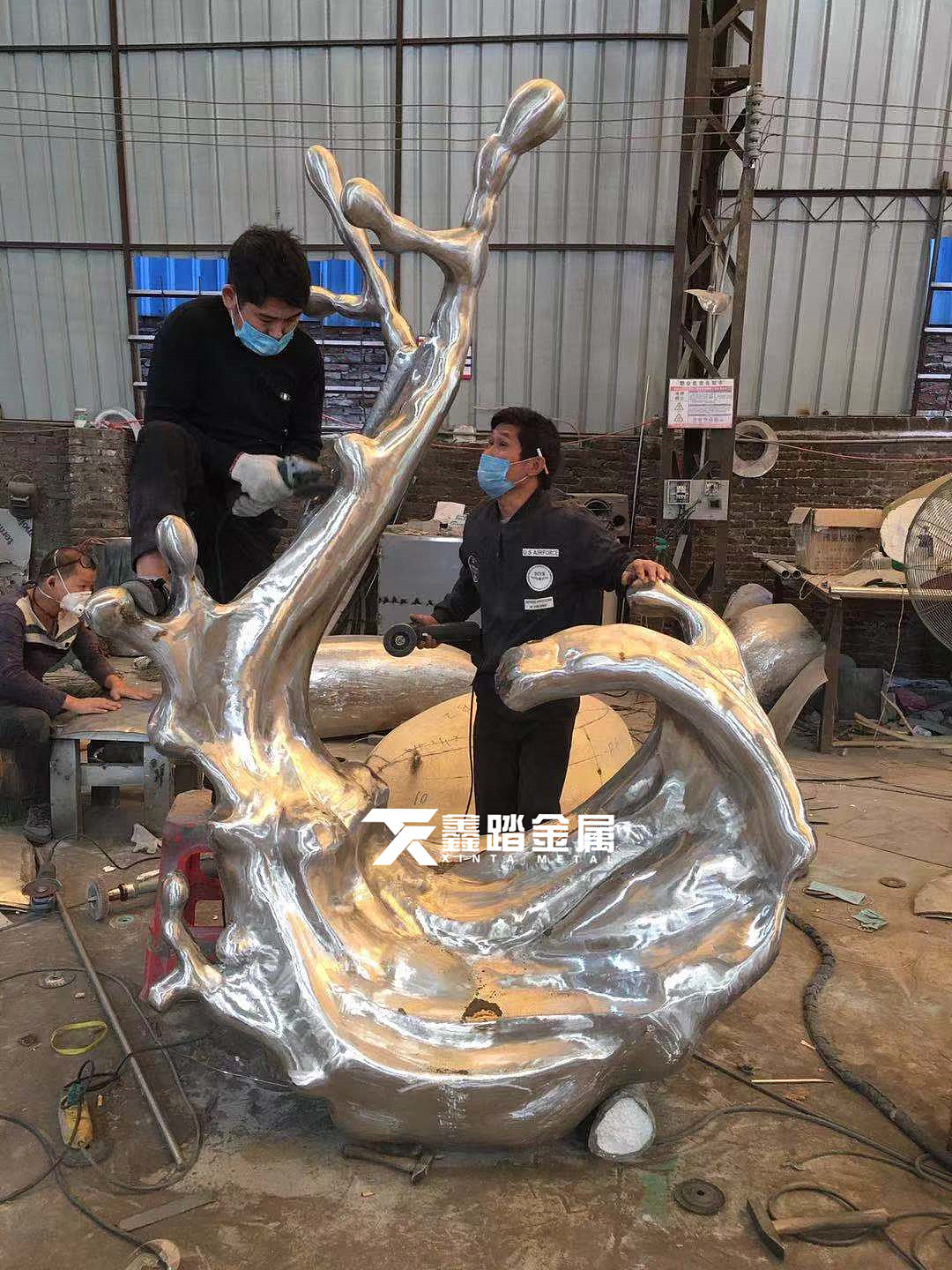 定制营销中心水景雕塑手工锻造镜面不锈钢浪花雕塑图片