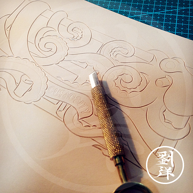 放一点制作过程,首先在皮子上用皮革专用的旋转刻刀,划出图案的线条