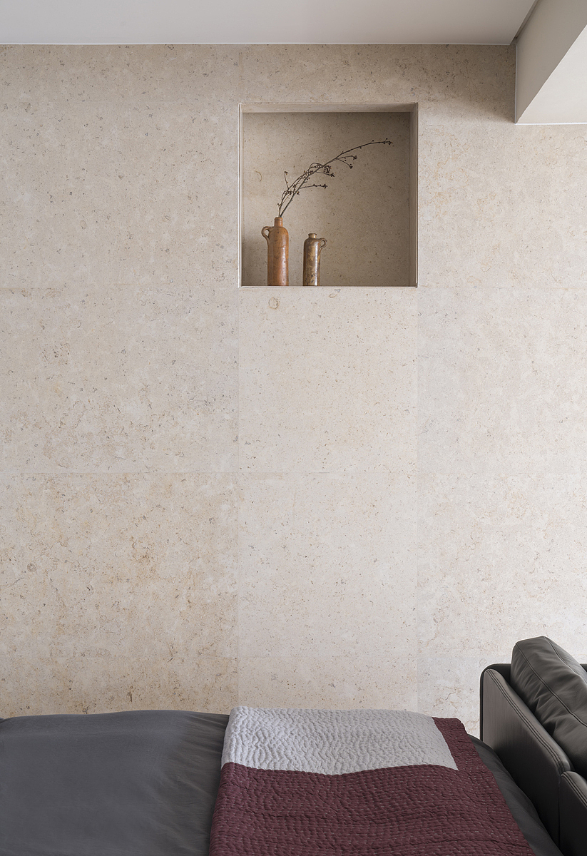 在室内设计方面抛弃传统风格的装饰,
以空间表达结合功能的构成形式作为新的设计语言,在房间功能平面布置上更趋开放型布局,在材质的选择上也更偏向自然材质的运用,<br>带有化石浅米色石材,红樱桃木实木飘窗、实木地板、水磨石...等。