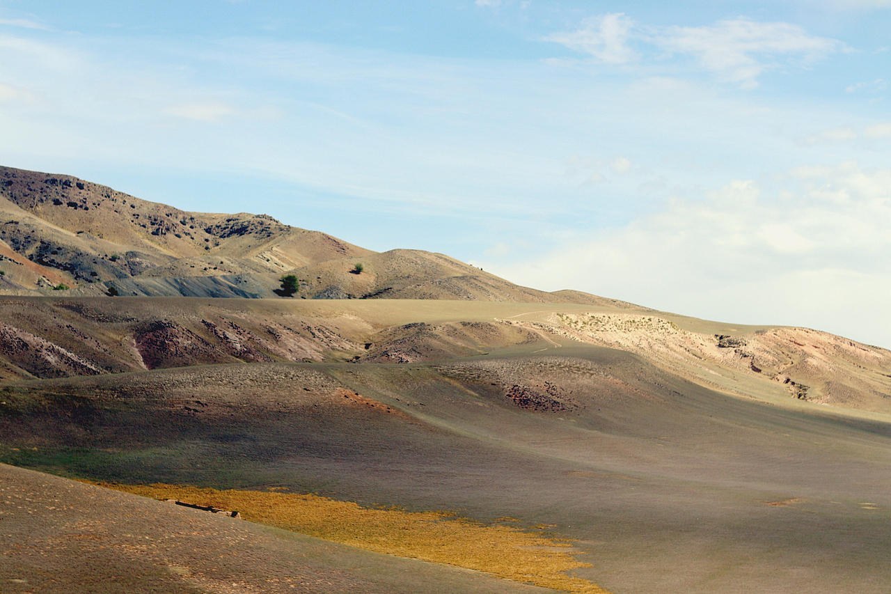 乌鲁木齐 — 伊利 (越过荒漠和田野)