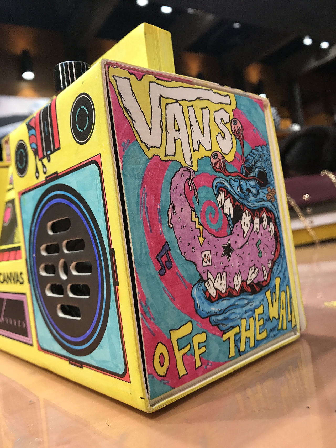 House of Vans上海来福士店手绘蓝牙音响课程（图ZMTU1MTkyMjE2） - 新锐潮流插画 - 站酷设计师安妮未来原创素材 - 站酷ZCOOL