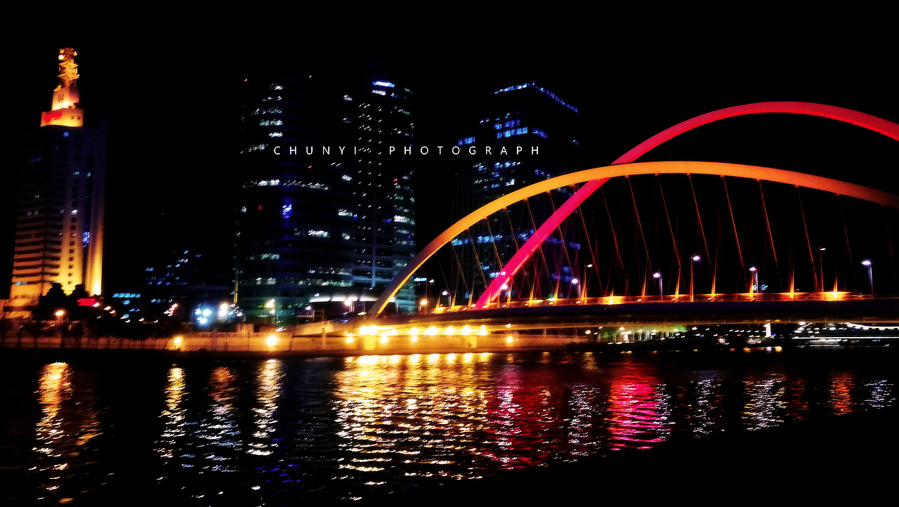 2018年拍摄,夜晚为彩虹式的金刚桥
