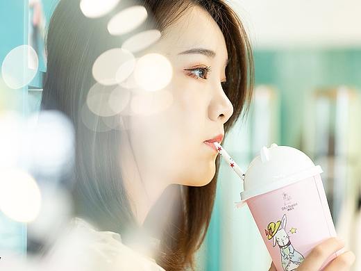 奶茶，水果茶，嘀哩兔茶饮，人物环境场景茶饮