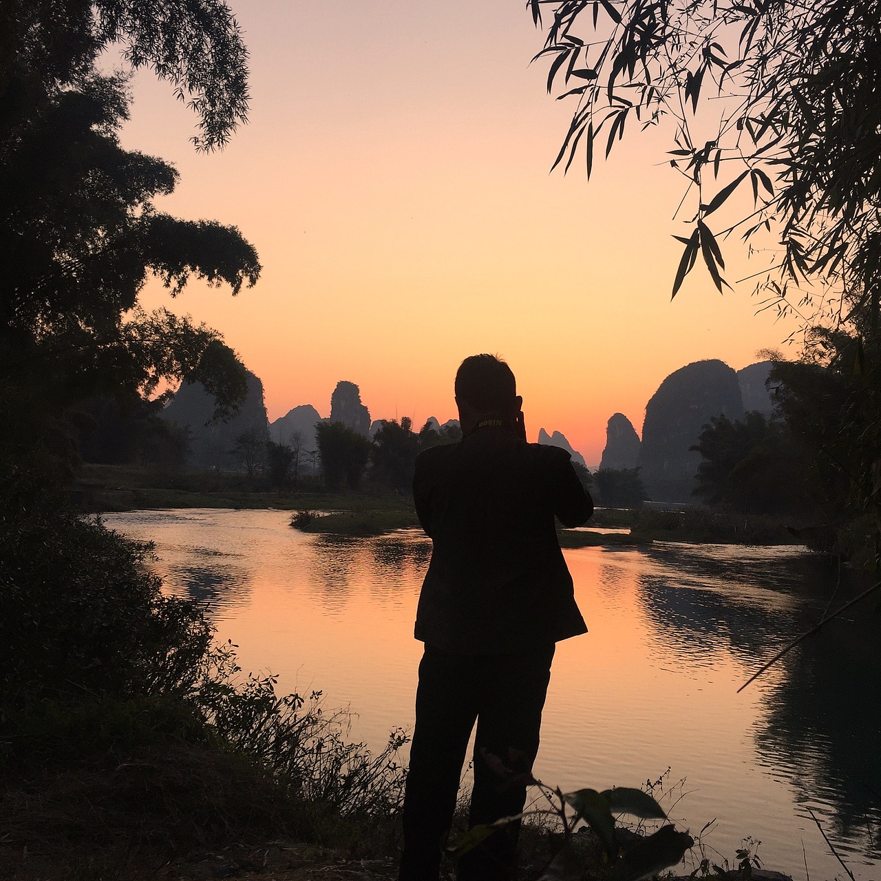 手机随拍晚霞下的人