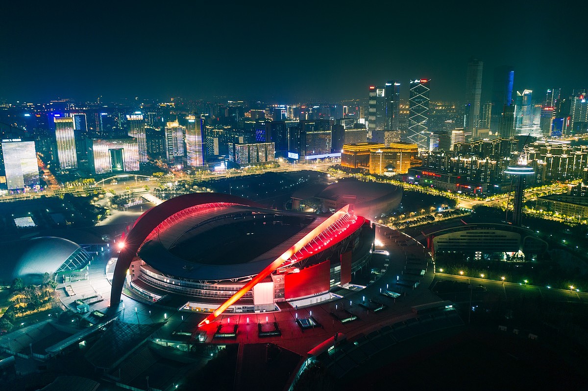 冬季夜晚的南京奥体中心