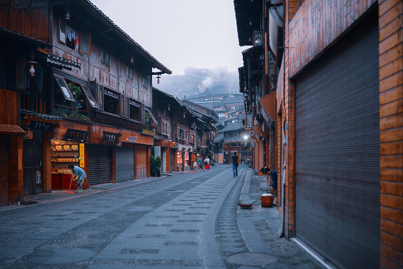 清晨六点半的寨子人还比较少,只有一些早期开店的商户和零散的几个游客,还有就是一些早起劳作的本地人。