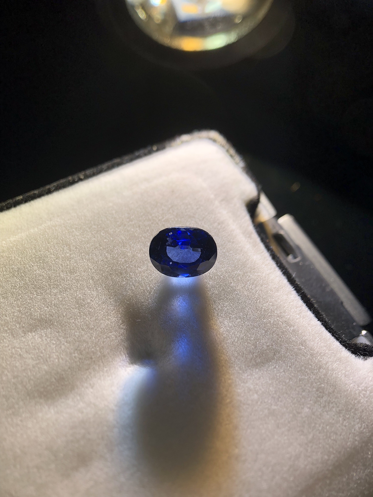 逆光下拍珠寶寶石，無色藍寶石、藍寶石等，沒有閃光燈（圖ZMTE3MzQ0MDM2） - 產品攝影 - 站酷設計師Gavinskywalker原創(chuàng)素材 - 站酷ZCOOL