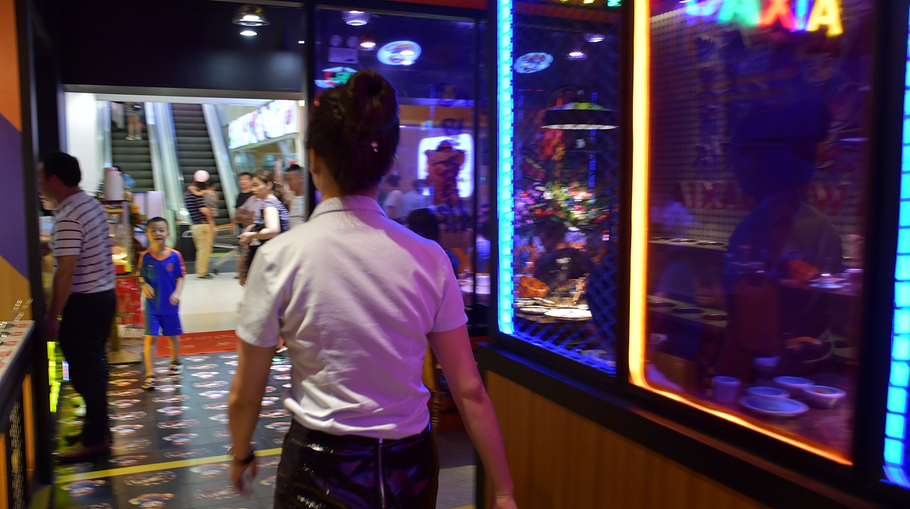 阿味大虾火锅连锁餐饮旗舰店实景拍摄 - 连锁加盟品牌（图ZMTcyNDg5OTg0） - 人像摄影 - 站酷设计师英皇视觉原创素材 - 站酷ZCOOL