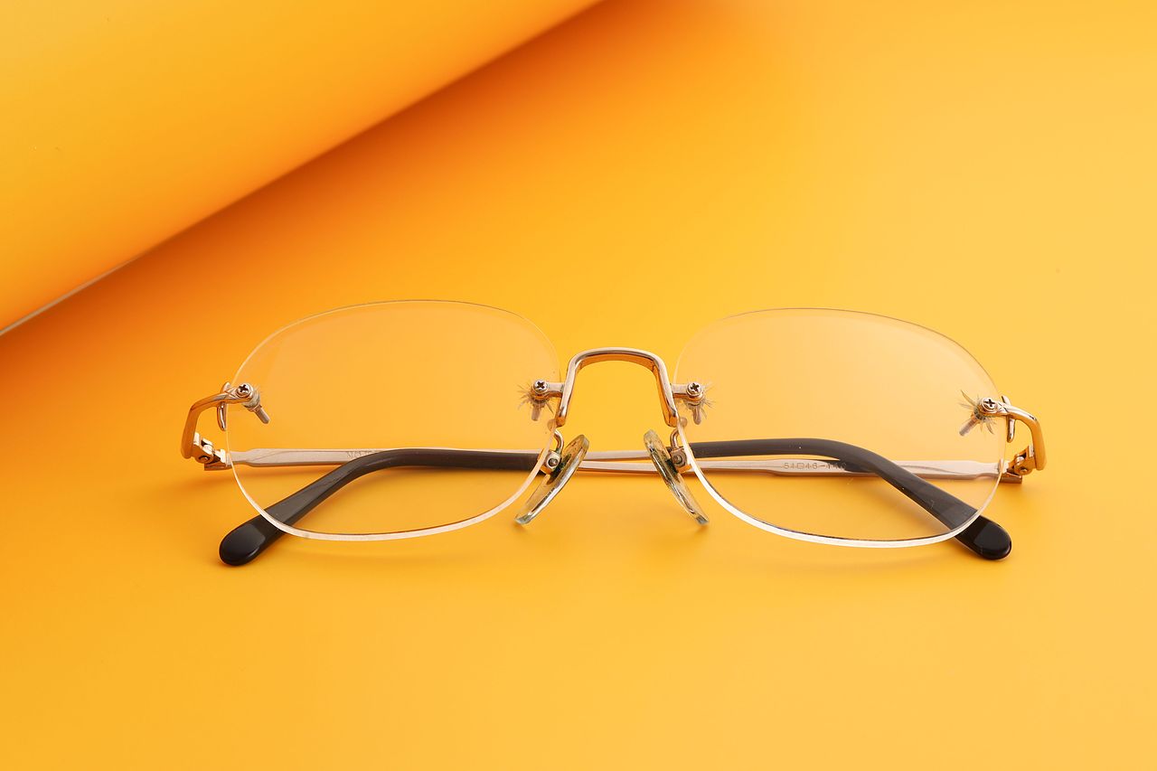 戴了十多年的眼镜