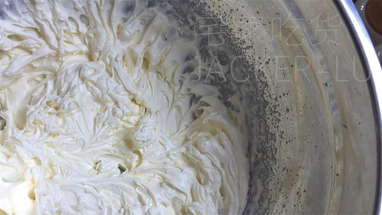 抹茶双色奶油泡芙,丝滑奶油与香醇抹茶,回味无穷。