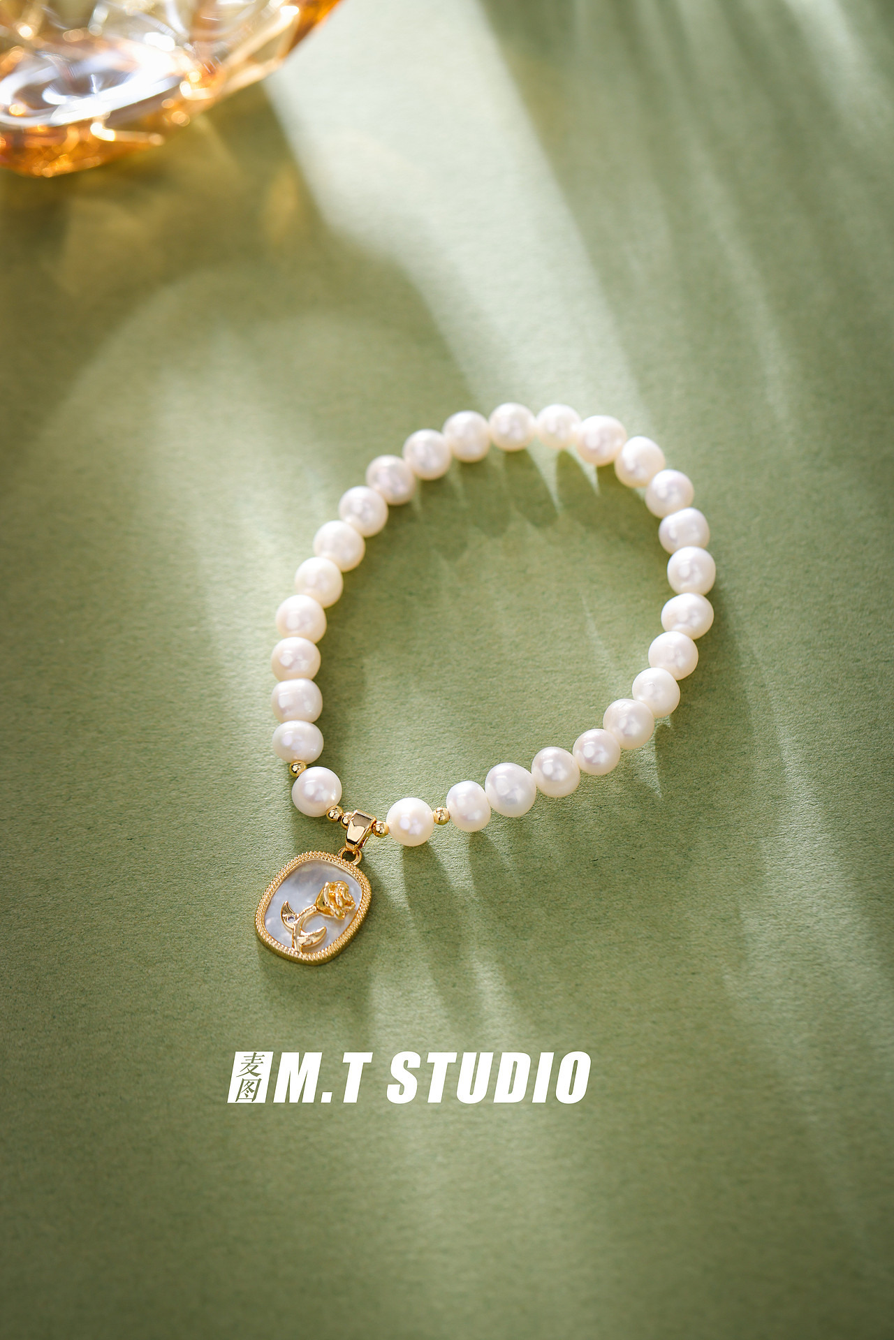 珍珠饰品手链静物平铺拍摄 小众饰品 小清晰风格绿底拍