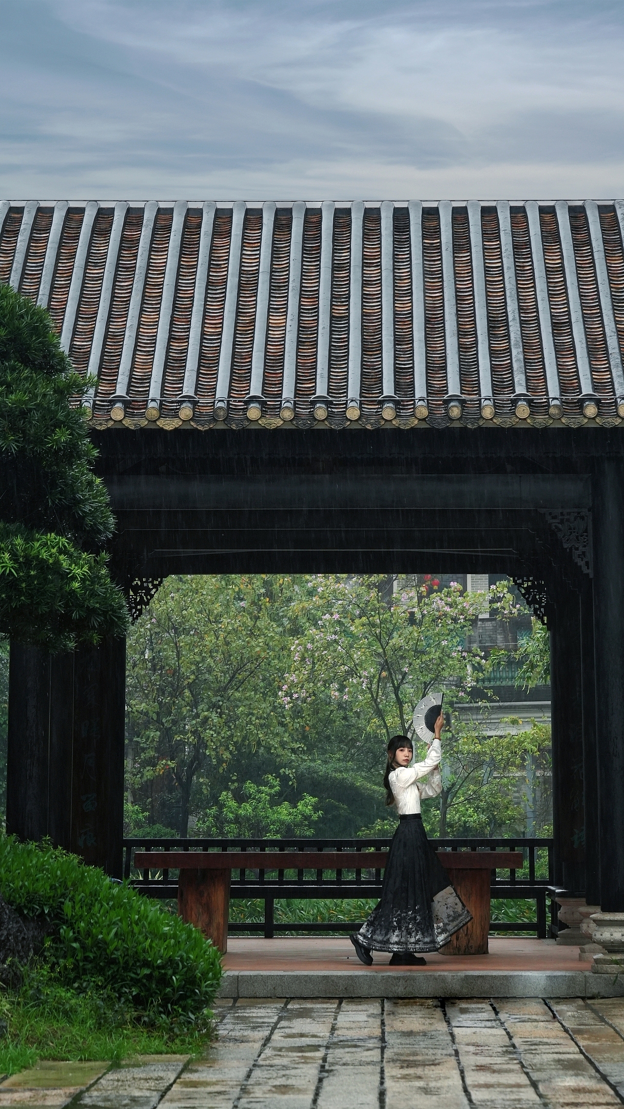 东风荡飏轻云缕