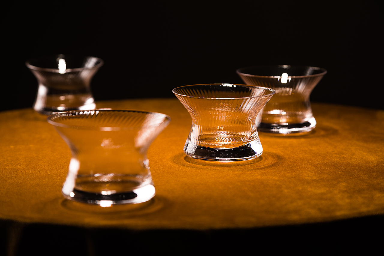 《It's You》| 旋转杯 | 水杯 | 玻璃杯 | 酒杯 | 饮具（图ZMzM5NzkwNzMy） - 产品摄影 - 站酷设计师一毛拍美器原创素材 - 站酷ZCOOL