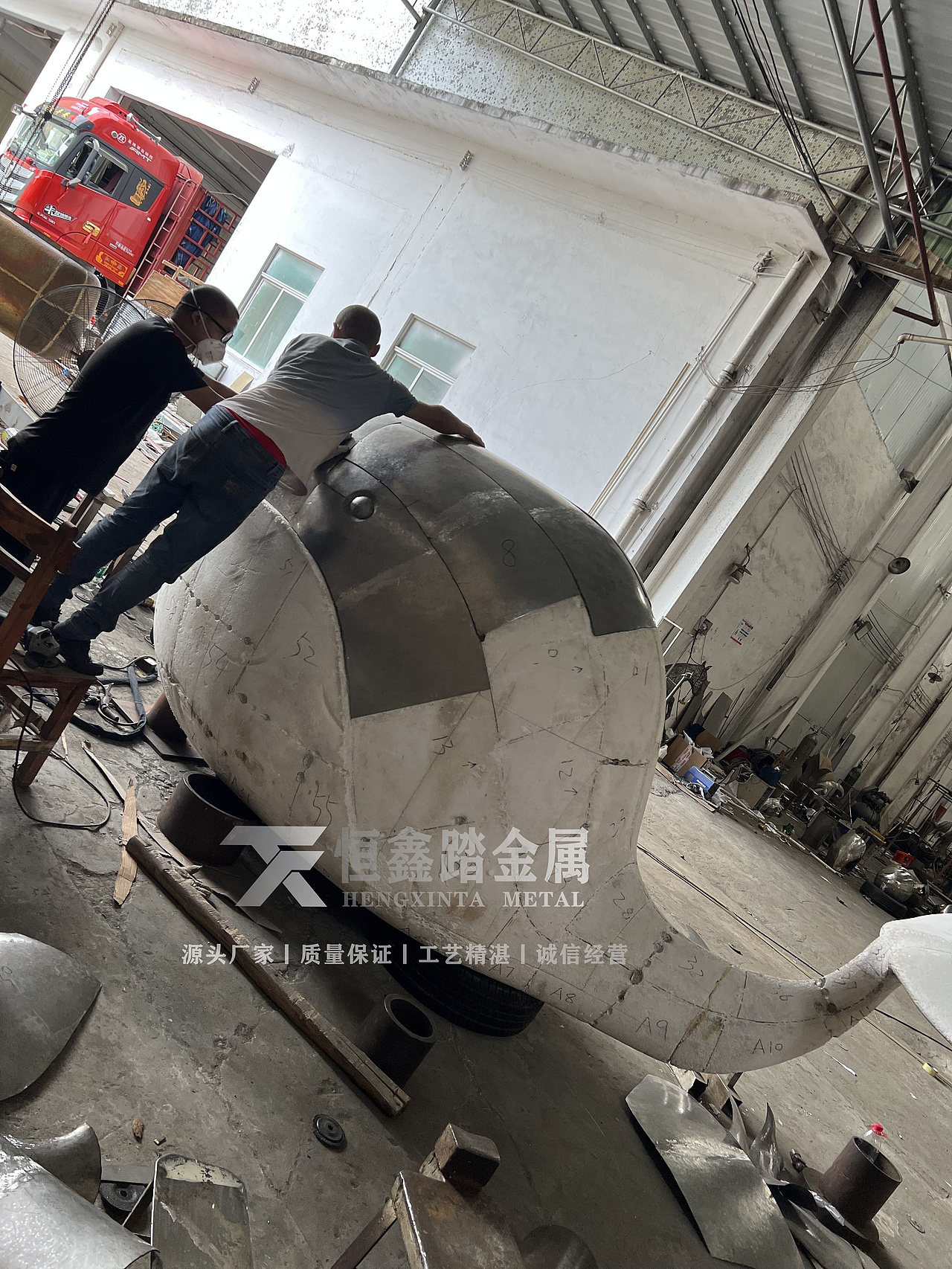 大型不锈钢鲸鱼雕塑 双曲面不锈钢镜面鱼类雕塑的形成