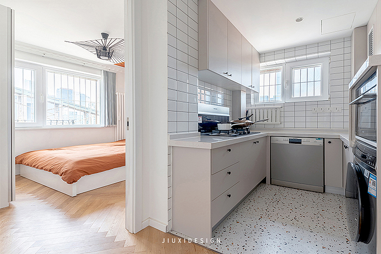 厨房空间打开，做了开放式厨房，解决了过道太过狭小压抑的问题。
