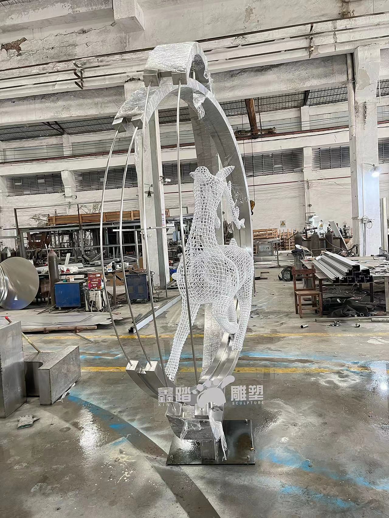 可旋转不锈钢圆环加编织鹿雕塑