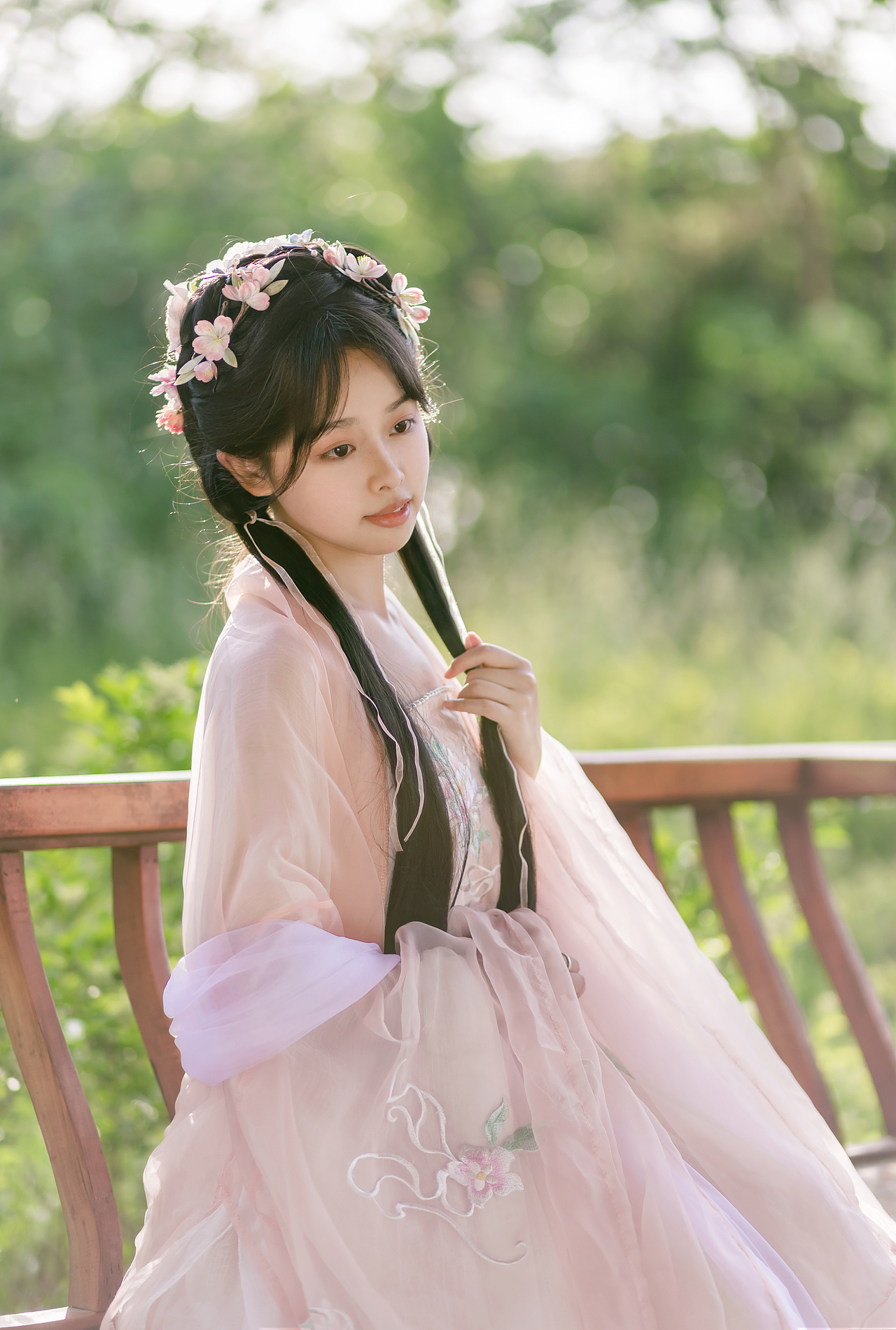 袅娜少女羞,岁月无忧愁