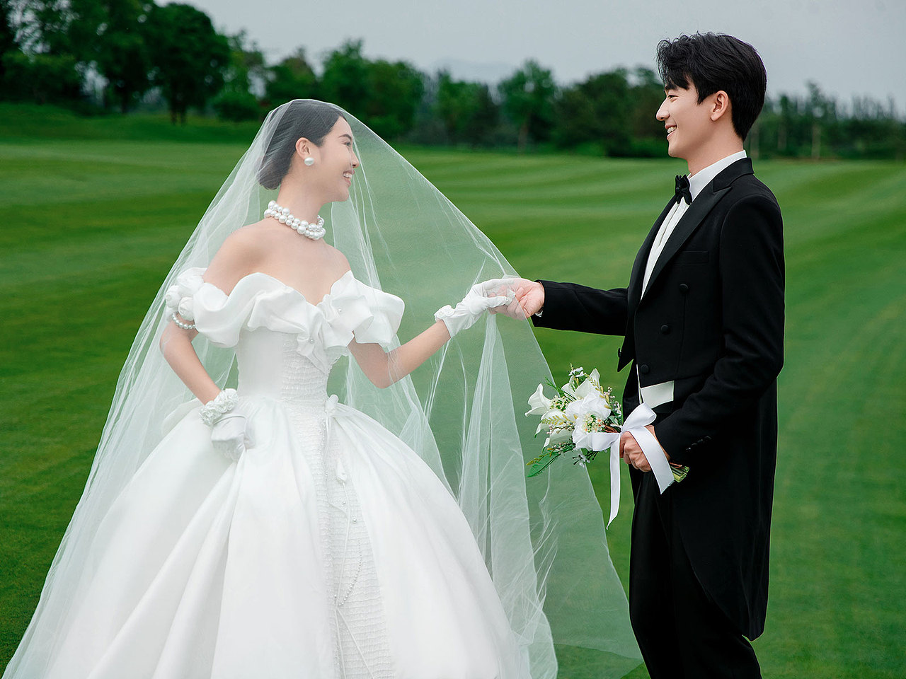 幸亏听劝😍把草坪婚纱照拍成了电影风感觉!!