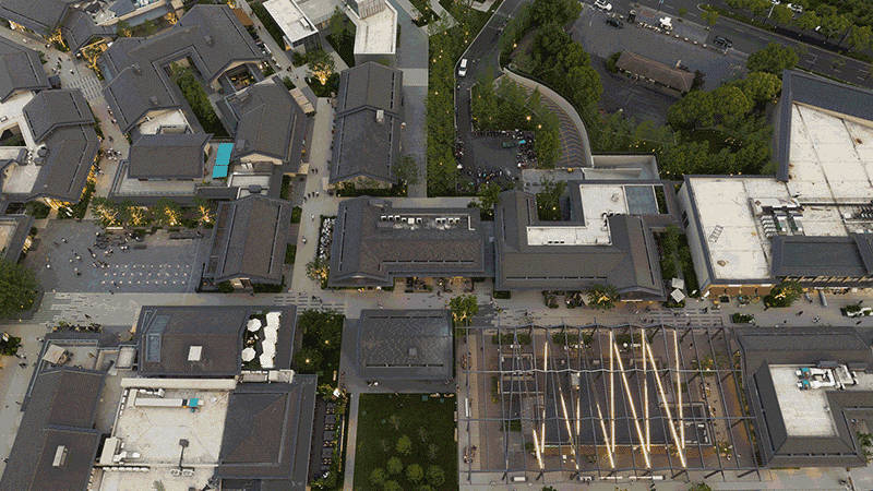 宇合光年在对玉鸟集的商业氛围营造上使用了丰富的设计手法，从不同层次循序渐进地为近郊度假场景注入了更多的商业氛围感和活力。