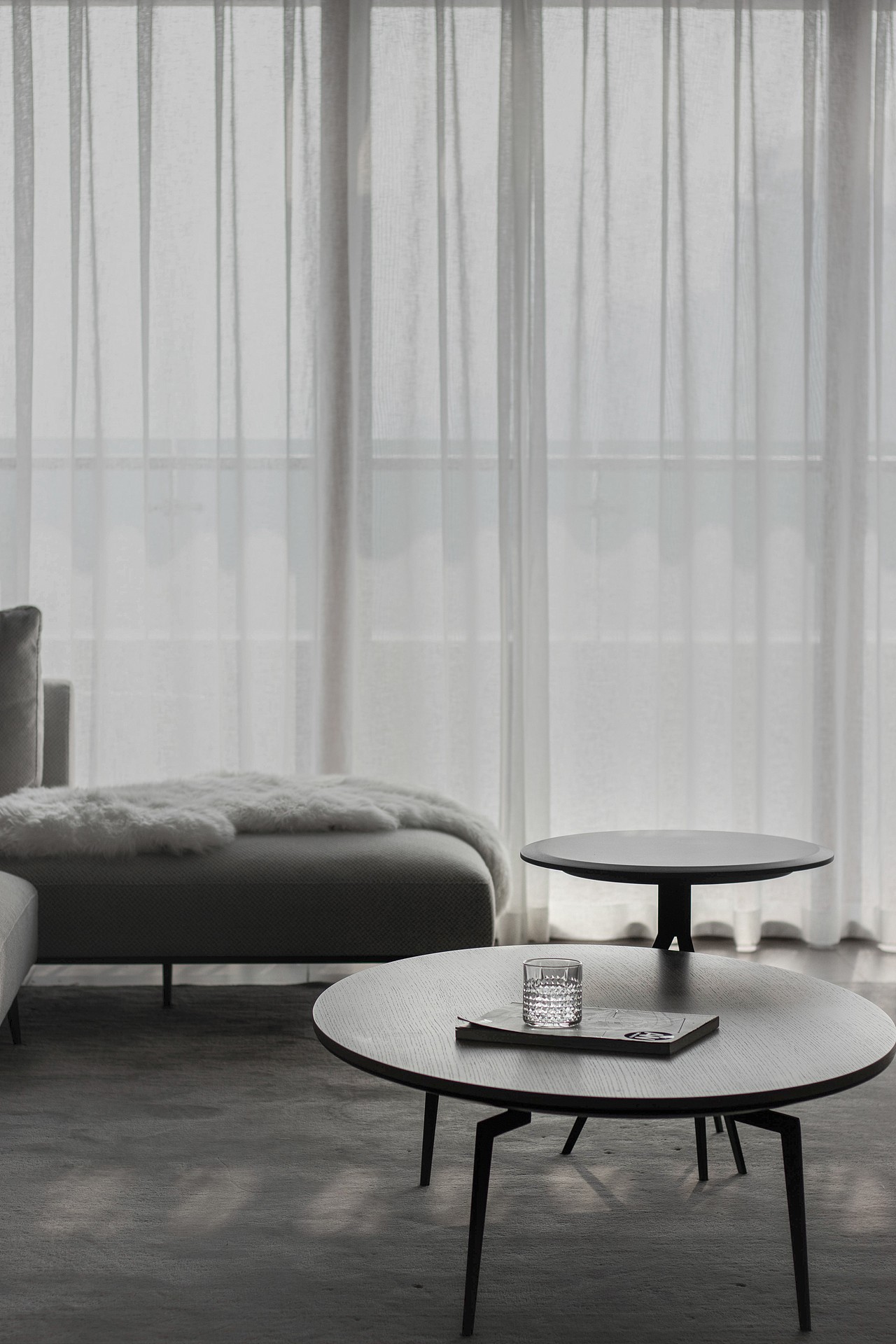 空间在软装陈设搭配下,映射出居住者的日常情感,对家而言,物件就是一个叙事者,以旁观者的身份讲诉隐藏或表露的智慧.