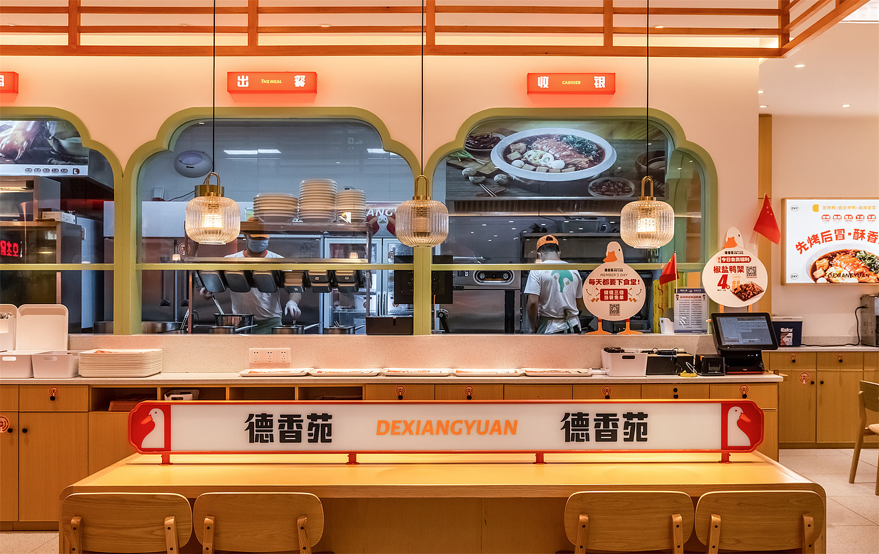 随处可见的呆萌小鸭鸭 网红属性爆棚
整体品牌采用暖橙色 空间搭配为黄色+淡水绿