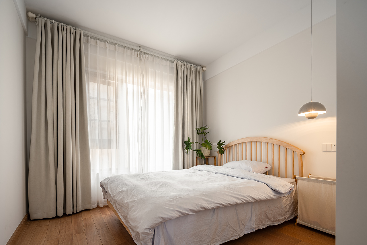 儿童房没做窗帘盒,窗帘轨道选择了罗马杆,搭配奶油色系遮光帘和素色纱帘。儿童房也是使用的地暖专用实木地板,更加环保。