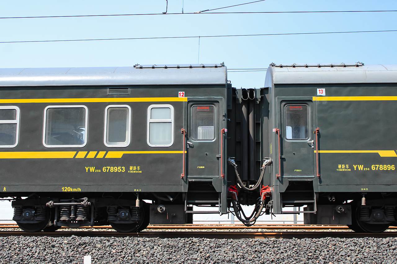 由成都客机所发出开往成都西的0K289次绿皮火车车底。
列车本务为韶山7D型电力机车,车号为41号。<br>该车底为每日下午16点02分由成都西开往江苏昆山的K292车底,因成都站改造,列车改由成都西始发,因运力原因,车底停放成都站的客机所。<br>现由成都铁路局成都客运段上海一队负责客运任务。列车使用25G型客车,沿宝成铁路、阳安铁路、襄渝铁路、西康铁路、陇海铁路和京沪铁路运行,行程2503公里,途经四川、陕西、河南、安徽、江苏、上海五省一市。其中成都西站至昆山站运行36小时50分,使用车次为K292/289次;上海站至成都站运行33小时10分,使用车次为K290/291次。<br>图为该列车25G型硬卧车厢,车号为678953+678896。