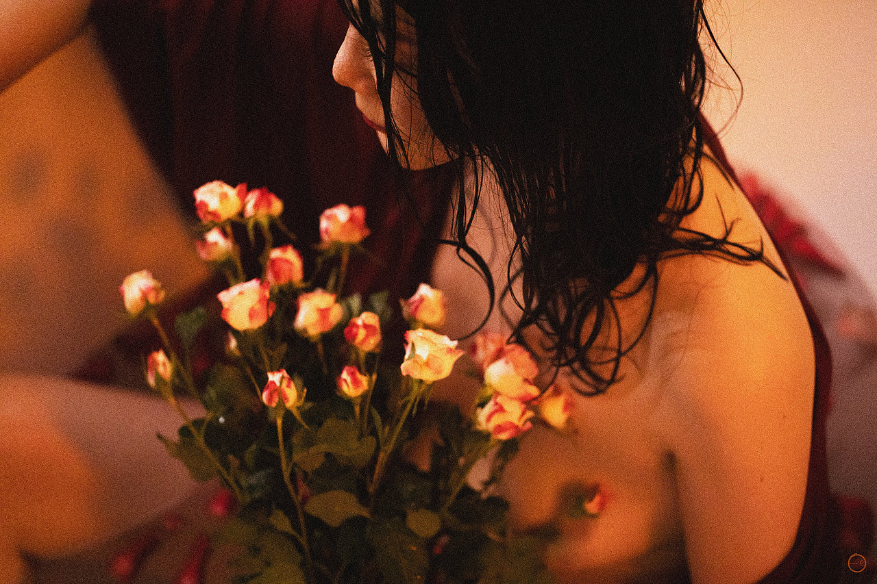 红与黑与花与火｜人像摄影｜少女私房（图ZMjk3OTI3NTc2） - 人像摄影 - 站酷设计师搞绘画的白小白原创素材 - 站酷ZCOOL