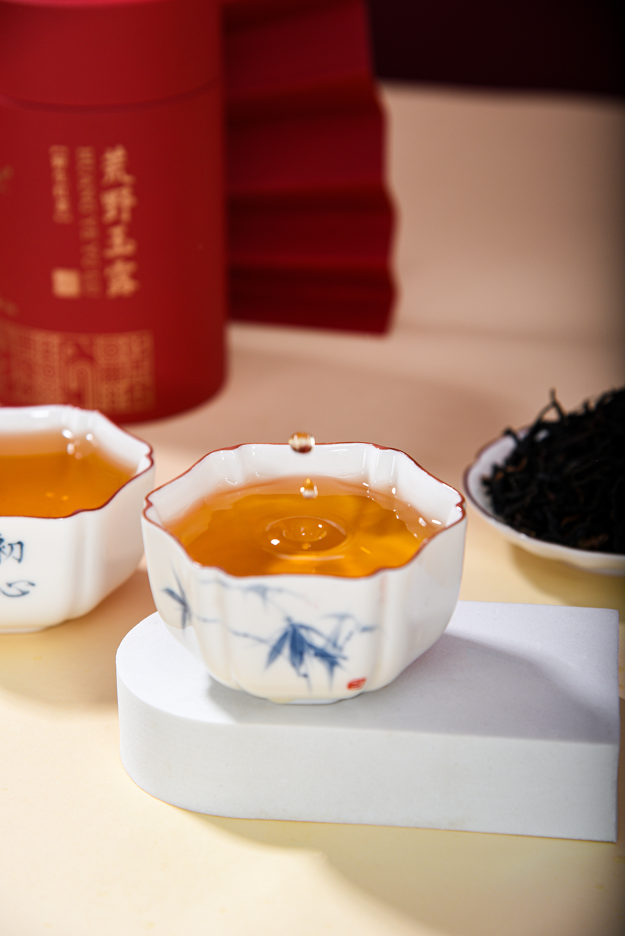 古树晒红卡纸风拍照云南茶红茶滇红