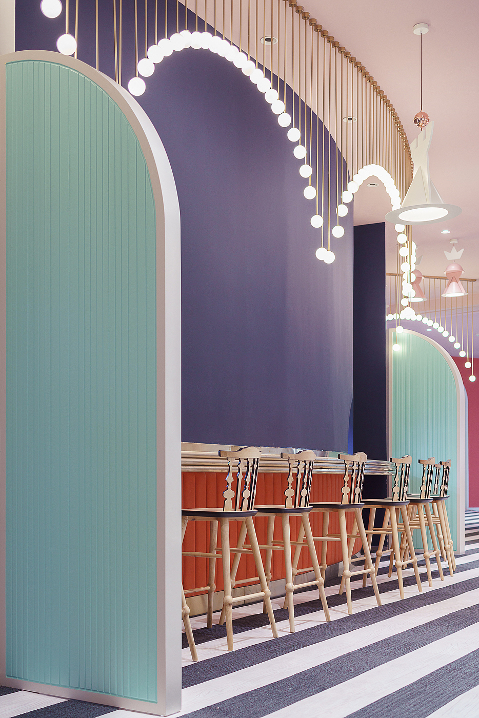 
综合休息餐厅与娱乐区—此区坐落在商场的中庭位置，考虑到之后二楼及以上楼层的商场消费者可以直接观赏到此区域的设计，所以设计师大胆地将设计叠加到3层的高度，使一层本项目的使用者与其他楼层的消费者有着有趣的视线互动，并且通过中庭位置的创想设计使原本空挡的中庭位置充满活力与互动性。更为商场的整体美学带来了丰富的别样细节与体验感。<br><br>