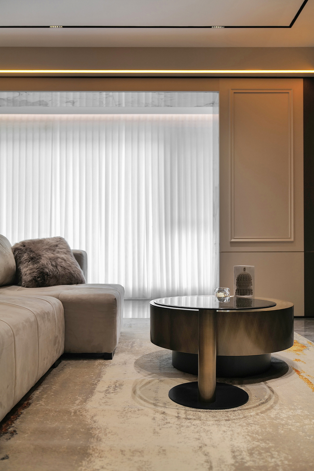 这是一套精装修爆改的私人住宅,享有原建筑超大落地玻璃窗的极致视野。设计师在接收到屋主男女主人的诉求后,运用法式唯美线条元素混搭意式简约的高级营造出优雅奢华的空间气质。本案尝试不同材质属性之间的碰撞,在光线的催化下产生别样的化学效应,打破当下极简留白的寡欲空间。