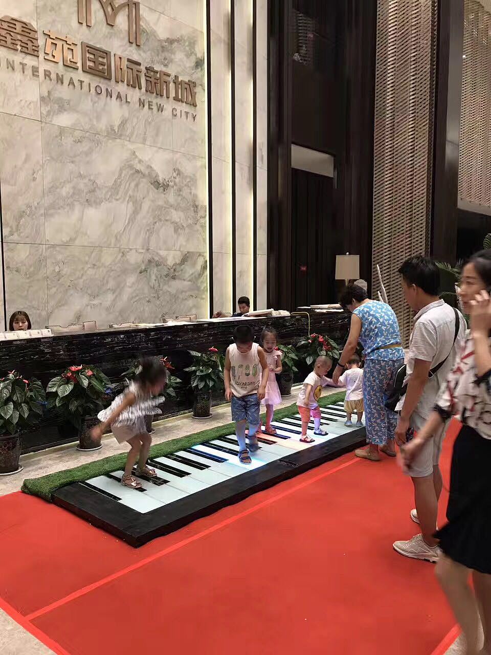 平顶山市地板钢琴景区,互动暖场道具出租,出售