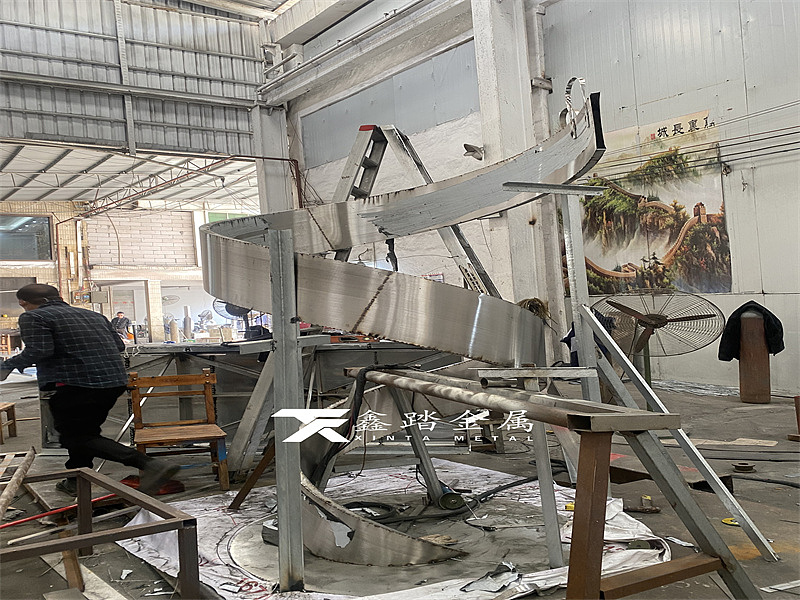 室内展区装饰双色不锈钢曲面飘带景观雕塑高档大气