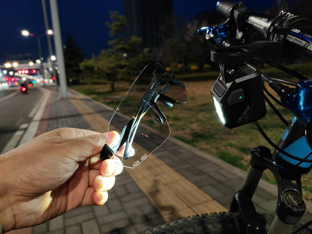 迈极炫破风者变色骑行眼镜WB003B变色款