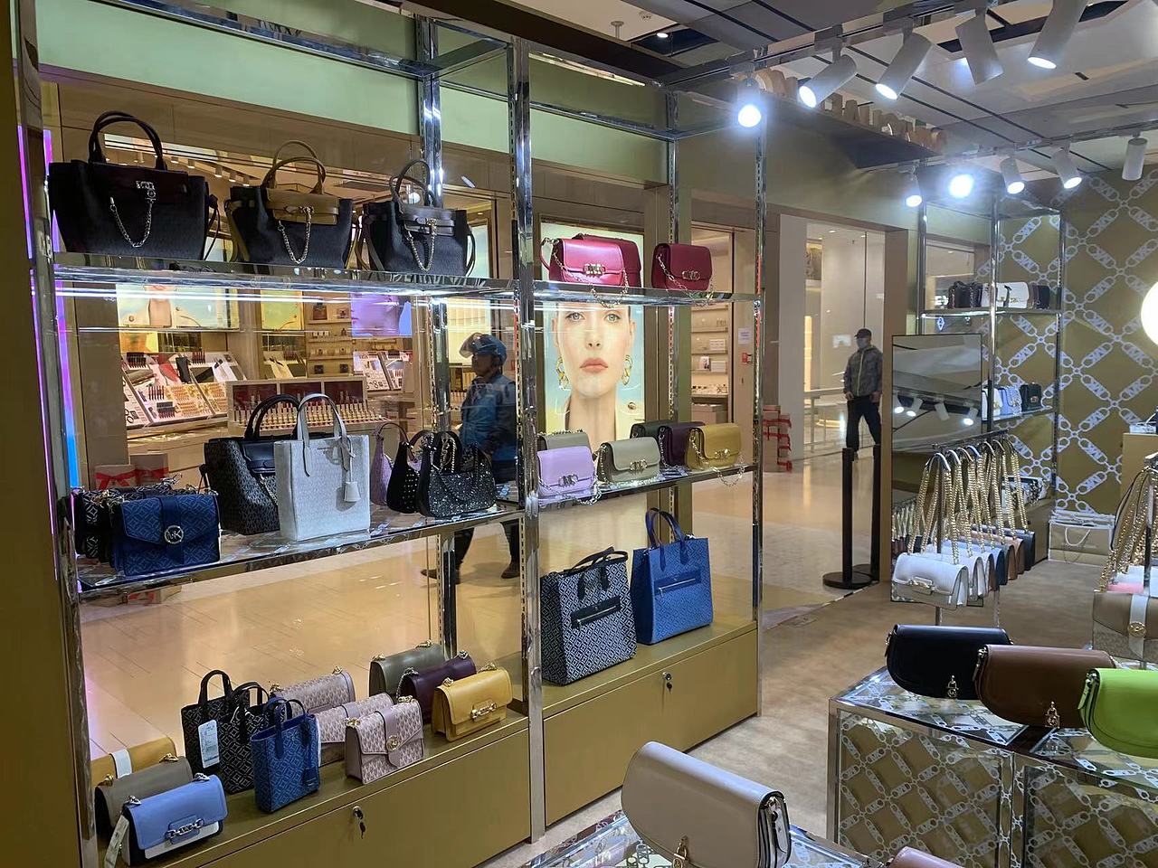 2023 MichaelKors-商超落地（图ZMzQxOTA1NDAw） - 其他空间 - 站酷设计师yangyanjie615原创素材 - 站酷ZCOOL