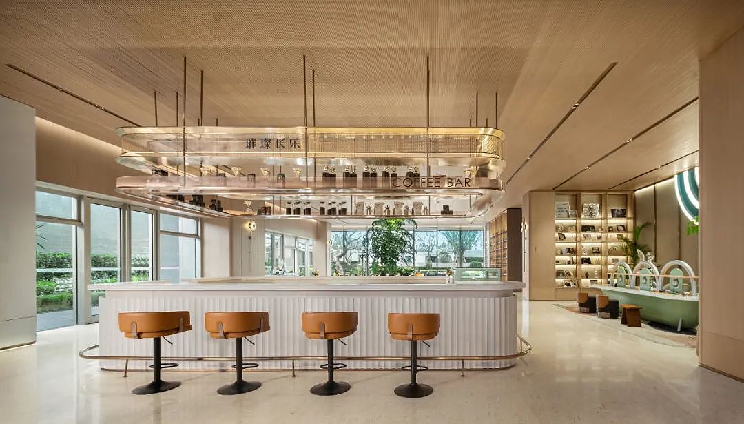 水吧区设计注入“自然疗愈”手法,原木的天花与立柱,大面积延续前厅的主色调;再根据空间节奏置入树木、花草的芳香淡雅之味,构筑社交会友酣谈的多元场域,为观者织就一段闲暇好时光。